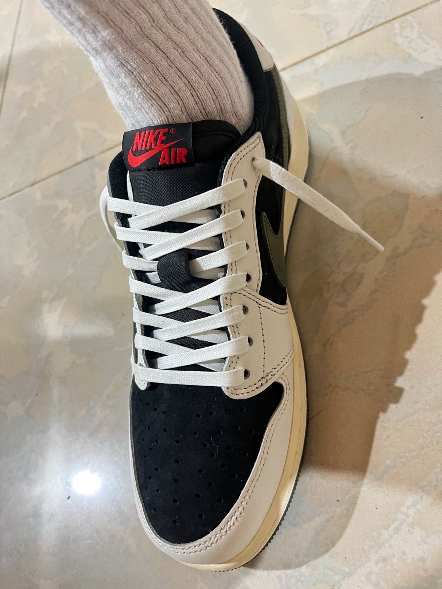 나이키 조던 1 x 트래비스 스캇 레트로 로우 OG 미디움 올리브 DZ4137-106 photo review