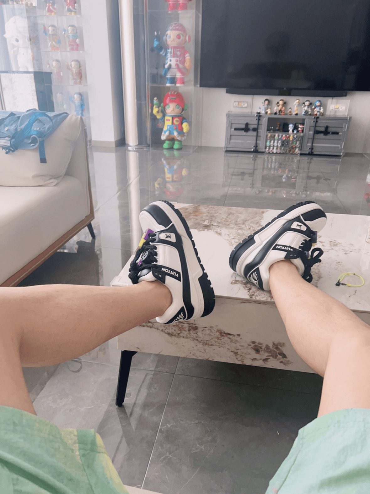 루이비통 트레이너 화이트 블랙 1A9JG9 photo review