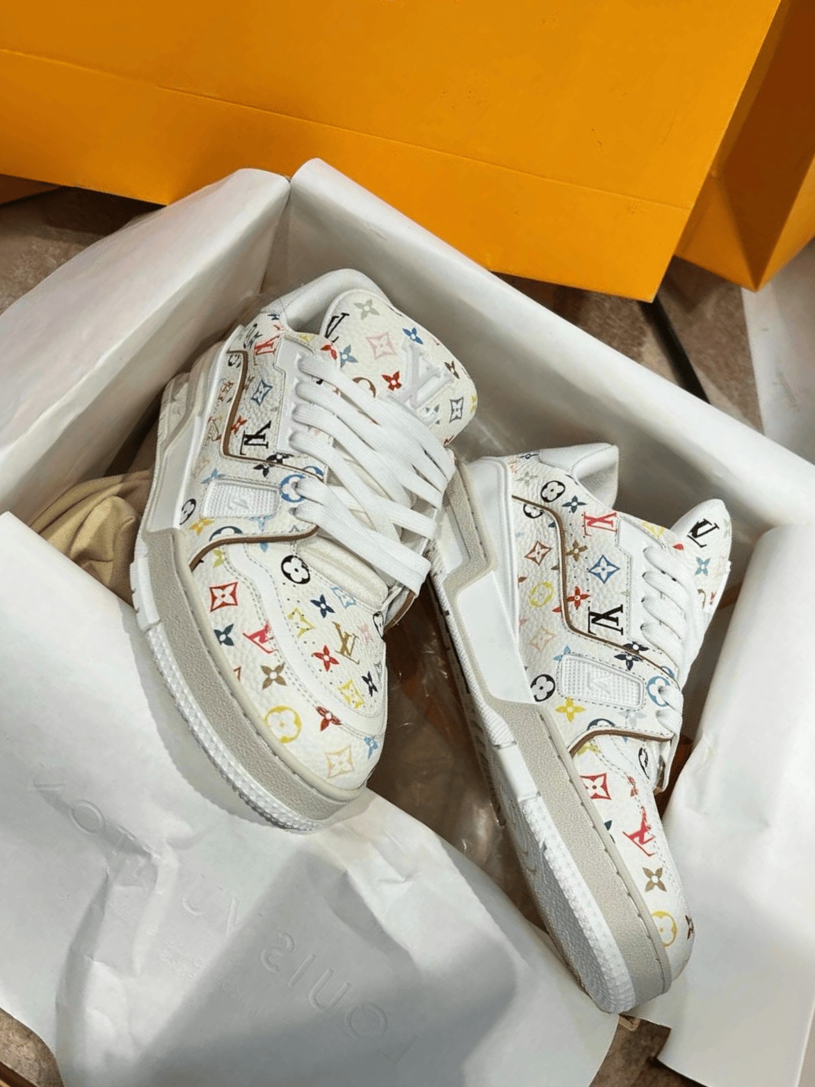 루이비통 x 무라카미 타카시 LV 트레이너 스니커즈 멀티컬러 화이트 1AHEKG photo review