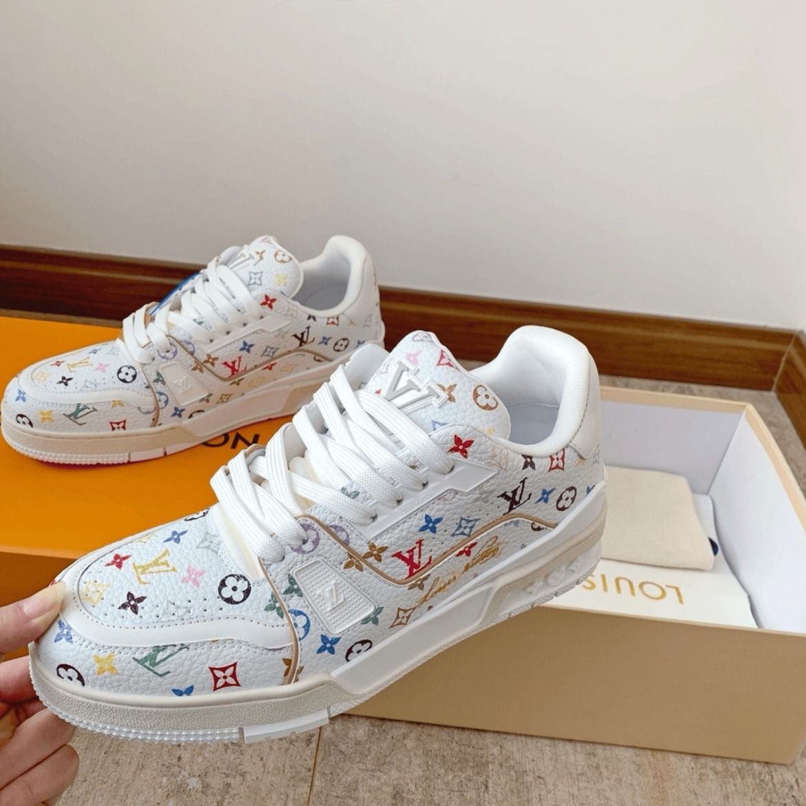 루이비통 x 무라카미 타카시 LV 트레이너 스니커즈 멀티컬러 화이트 1AHEKG photo review